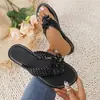 Comércio eletrónico transfronteiras: Nova coleção de verão de 2026 de sandálias femininas tecidas com sola plana, apresentando designs florais da moda e estilo chinelo, perfeitas para a praia.