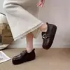Outono de 2026 Novidades Estilo Britânico Sapatos Pequenos de Couro Nicho Velcro Fivela de Metal Sola Grossa Aumento de Altura Retrô Sapatos de Salto Único Feminino