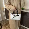 Bolso Pequeño Cuadrado de Diseño de Nicho al por Mayor para Mujer, Nuevo Estilo Invierno 2025, Bolso Cruzado con Empalme de Correa de Cuero para Viajar