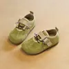 Sapatos pequenos de couro para meninas, coleção primavera/outono 2026, estampa de leopardo retrô, estilosos e modernos, sola macia, sapatos de bebê, sapatilhas estilo Birkenstock