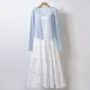 Conjunto de Moda Vestido Branco Delicado, Saia de Suspensório, Conjunto de Duas Peças Cardigã de Tricô, Novo Estilo 2025, Design que Valoriza a Silhueta