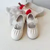 Zapatos de cuero elegantes para niñas 2026 primavera y otoño nuevos zapatos de princesa para niños de suela blanda en plateado con lazo, adecuados para combinar con faldas