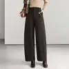 Nueva colección Otoño/Invierno 2026 para mujer: pantalones de pierna ancha, adelgazantes y versátiles, con bolsillos, hechos de tejido de lana, con un dobladillo curvo, diseño simple y casual, y un corte cropped moderno