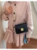Bolso pequeño cuadrado de bloques de color, un bolso de cadena al hombro elegante y versátil para mujer, con un diseño retro y moderno, perfecto como bolso cruzado