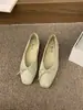 Altura Interna Cabeça Quadrada Laço Francês Boca Rasa Sapatos Camada Única Sapatos Femininos Primavera e Outono 2025 Versátil Suave para o Trabalho Sapatos Leite