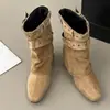 Botas femininas de cano curto estilo retrô com bico fino para aumentar a altura, outono inverno, salto grosso, botas de montaria Maillard de cano médio, botas amassadas e largas