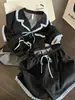 Conjunto de Verano de Algodón Nube Cuadros Negros y Grises con Borde Azul, Corbata de Lazo, Solapa, Manga Corta y Shorts, Corte Holgado, Adecuado para Usar Tanto en Interiores como en Exteriores