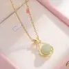 Moderna y elegante bolsa de la fortuna con cuentas redondas, collar tipo bolsa de la fortuna imitación jade Hetian para mujer, cadena para la clavícula personalizada de nicho de lujo ligero, diseño nuevo, simple y versátil
