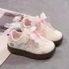 Zapatos planos de moda para niñas, nuevo estilo primavera y otoño 2026, zapatillas de caña baja con cierre de velcro, zapatos deportivos casuales versátiles de suela blanda para estudiantes