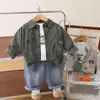 Ropa Infantil 2026 Primavera y Otoño Nuevo Estilo Niños Elegante Estampado Completo Solapa Inglesa Conjunto de Tres Piezas Estilo Coreano Atuendo Casual Conjunto de Atuendo de Primavera