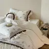 Conjunto de cama de quatro peças estilo retrô francês, grosso, escovado, 100% algodão, algodão de fibra longa, com fronhas de renda em rabo de peixe e capa de edredom e lençol de elástico bordados.