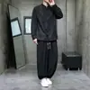 Novo terno de estilo chinês com gola alta, abotoamento diagonal e textura para homens, apresentando uma camisa de cor sólida, corte solto e calças tipo lanterna, um conjunto casual de duas peças