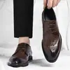Coleção de outono plus size transfronteiriça: Sapatos formais masculinos versáteis, estilosos e chiques em estilo britânico com padrão brogue e couro com textura de crocodilo.