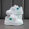 Novos Sapatos Infantis Primavera e Outono Tênis Brancos Versáteis para Meninas Moda Casual Esportiva Tendência Nicho Estudantil Mocassins