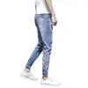 Jeans Delgados de Otoño para Hombre Estilo Coreano Ajuste Delgado 2025 Gama Alta Azul Claro Juventud Rectos Elásticos Casuales