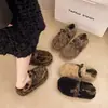 Pantuflas de piel de oveja estilo francés para mujer, nueva colección de invierno 2026, suela gruesa, forradas de felpa, zapatos de algodón tipo slip-on fáciles de poner