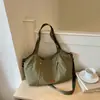 Nova Bolsa de Lona Outono 2026 Estilo Coreano Retrô Cor Sólida Grande Capacidade Bolsa Tote para Trabalho Deslocamento Bolsa de Ombro Casual
