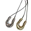 Colar Pingente Metálico em Forma de U com Acabamento de Luxo, Corrente para Suéter Retrátil Resistente, Joia Fashion de Temperamento Levemente Luxuoso para Mulheres, Design Geométrico