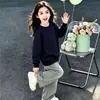 Sudadera casual de forro polar con cuello redondo para niñas, nuevo estilo otoño/invierno 2026, top tipo pullover de moda con estampado de corazón para niños mayores
