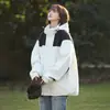 Tomas reales al aire libre de la chaqueta de asalto de hombros negros, disponible en múltiples colores suaves, con bolsillos laterales invisibles, impermeable y a prueba de viento, chaqueta versátil