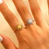 Anillo de Acero Inoxidable Dorado de Moda Europea y Americana para Mujer, Lujo Ligero de Gama Alta Chapado en Oro de 18K Sol Versátil Anillo Abierto