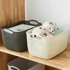 Cesta de almacenamiento de escritorio de imitación de ratán con asa de plástico hueca para artículos varios cesta de almacenamiento de baño para ropa sucia al por mayor