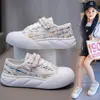 Tênis de Lona Infantil, Estilo Coreano Verão Novos Sapatos para Estudante, Tênis Esportivo Casual, Sapatos Baixos de Solado Macio para Meninas Venda por Atacado