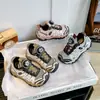Zapatos para niños 2026 otoño nuevo modelo zapatillas antideslizantes de botón para niños mayores, marca de moda zapatos Forrest Gump, transpirables para correr