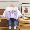 Jaqueta de Botão de Coelho Estilo Novo para Meninas Camisa de Fundo Estampada Calça Jeans Casual Conjunto de Três Peças Fabricante Original Lote