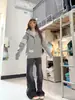 Moletom com capuz cinza de três listras estilo retrô americano para mulheres, novo modelo primavera e outono 2026, jaqueta cardigã estudantil de corte solto