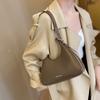 Bolso pequeño retro de alta gama para mujer, nuevo bolso bandolera de otoño 2023, popular y versátil, bolso bandolera para la axila.