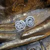 Pendientes de Botón Vintage de Cristal con Múltiples Capas y Envolventes Tono Plateado Completamente Incrustados de Cristal Redondo Pendientes de Botón de Trabajo Pesado Lujo Ligero