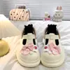 Pisando em cocô sentindo sapatos furados mulheres verão uso externo 2025 novo estilo primavera aumento de altura sola grossa chinelos de duas formas antiderrapante bico fechado meio chinelo