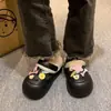 Zapatos de plataforma a la moda con agujeros de estrella para exteriores para mujer, nuevos y lindos zapatos de algodón cálidos con suela gruesa de dibujos animados para otoño e invierno 2026