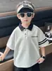Camiseta de Verão Manga Curta para Meninos 2026 Nova Estilosa Top para Bebê Menino Fina Moderna Camisa Polo de Verão Infantil