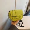 Bolso de mujer de alta gama, nuevo bolso de cadena de nicho 2024, bolso bandolera pequeño cuadrado con textura a juego.