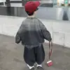 Traje de Mezclilla para Niños Primavera y Otoño 2026 Nuevo Estilo de Otoño Estilo Coreano Infantil Chaqueta Holgada Atractiva Ropa para Bebé Niño Moderna