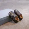 Nuevos zapatos de cuero infantiles estilo británico para otoño para niños y niñas, textura retro, casual, con cierre de velcro, suela suave, cómodos y antideslizantes para niños pequeños