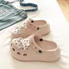 Song Xiaoke 2026 Modelo Nuevo para Aumentar la Altura Suela Gruesa Simples Casuales EVA Puntera Cerrada Zuecos para Mujeres y Parejas para Uso al Aire Libre