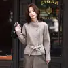 26 Principios de Otoño Nueva Moda Elegante Cuello Alto Casual Ropa de Trabajo Cintura con Cordón Gabardina Corta Holgada Adelgazante Chaqueta de Piel de Oveja
