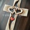 Cruz de madera impresa corazones entrelazados