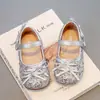 Tendência de Moda Calçados Infantis 2025 Primavera e Outono Novo Estilo Meninas Lantejoula Laço Sapatos Pequenos de Couro Roupas de Exterior Infantis Sapatos de Cano Baixo