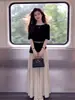 Conjunto de duas peças elegante e suave para o verão, novo estilo, para o trabalho: top ombro a ombro e saia de cintura alta de cor clara para mulheres