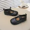Zapatos para caminar para bebés niñas, zapatos de suela blanda con lazo, nuevo estilo para primavera y otoño 2026, punta redonda, zapatos de cuero de moda.