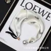 2026 Bufanda de Seda Nueva y Elegante con Cierre Magnético de Perlas, Bufanda Versátil para Camisas y Cárdigans, Cinta para Mujer