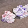 Tênis para Bebê Menina Jardim de Infância Desenho Animado Sapatos de Pai 2026 Primavera e Outono Sapatos Infantis Couro Solado Macio Sapatos Casuais Sapatos para Crianças Pequenas