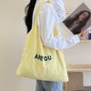 Bolsa impressa de carta de nicho Bolsa de ombro de grande capacidade de verão fresco Bolsa de ombro amarelo brilhante rosa estudante Pano de nylon Bolsa feminina