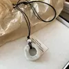 Collar de cordón de cuero con perla cuadrada de acrílico, estilo vintage y artístico, cadena para suéter, diseño único, joyería de lujo ligera, venta al por mayor