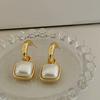 Pendientes de perlas cuadradas de lujo con entrada francesa y aguja de plata 925, elegantes y distintivos, de estilo europeo y americano, estilo retro de Hong Kong.