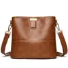 Nova bolsa de ombro feminina 2026, design simples, adequada para mulheres de meia-idade, bolsa quadrada pequena casual, grande capacidade para outono e inverno
